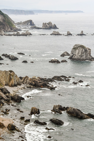 海滩上的岩石，照片为背景，在playa del silencio，沉默的海滩，阿斯图里亚斯公国，西班