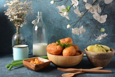 美味的乡村早餐。包子(Pirozhki)