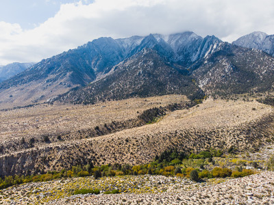 内华达山脉东侧的Lone Pine峰，Lone Pine镇，加州，Inyo县，美国，John Mui