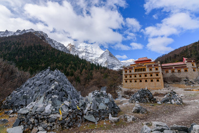 山上的寺庙。