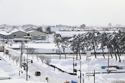 从高处俯瞰日本Joetsu市的雪景。
