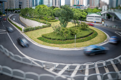 繁忙的交通道路，以现代城市景观为背景