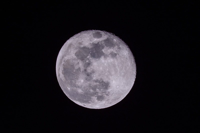 夜空中的满月
