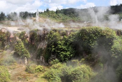 热气腾腾的山景(火山喷气孔)