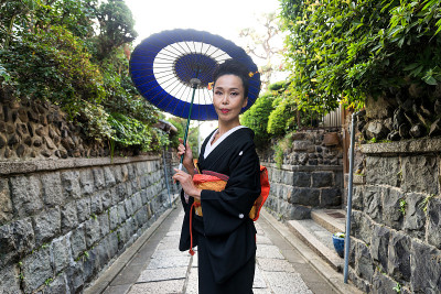 亚洲妇女与浴方行走在京都，日本