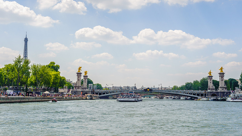 亚历山大三世桥(Pont Alexandre III bridge)是一座横跨塞纳河的拱桥，连接着香