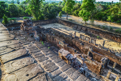 柬埔寨Banteay Srei寺庙粉红色石灰岩墙壁上细致的雕刻