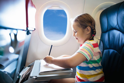 孩子在飞机。飞与家人。孩子们旅行。