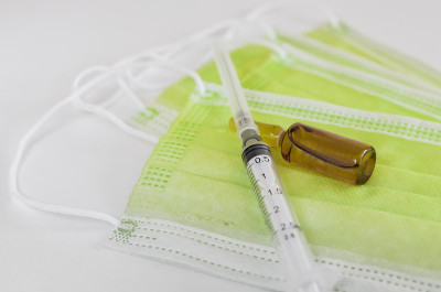 病毒疫苗安瓿。治疗冠状病毒的空注射器和抗生素注射剂。Covid-19治疗方案。预防病毒传播。