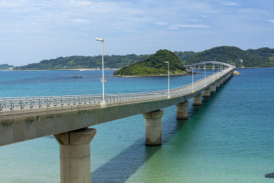 山口县的海啸桥，蓝天碧海环绕