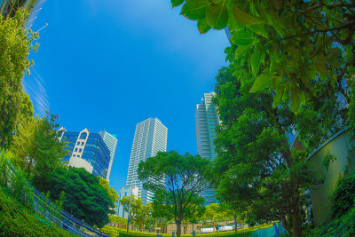 横滨港人未来的城市和蓝天