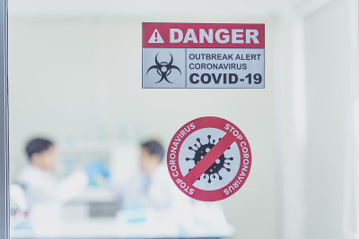 科学家covid-19病毒抗体研究实验室研究实验生物技术培养病毒疫苗。科学家看显微镜实验实验室科学试