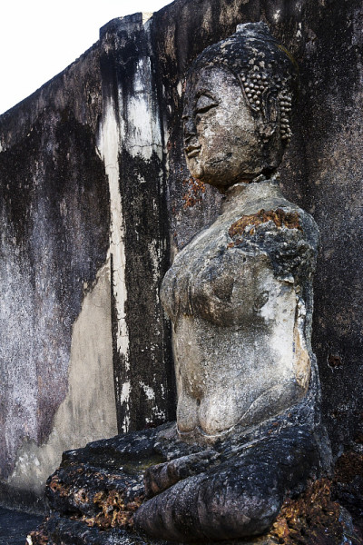 在佛寺寺塔塔那摩诃寺的室外雕塑佛像损坏