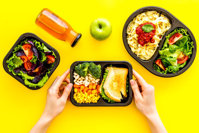 餐厅送餐健康食品。俯视图，复制空间