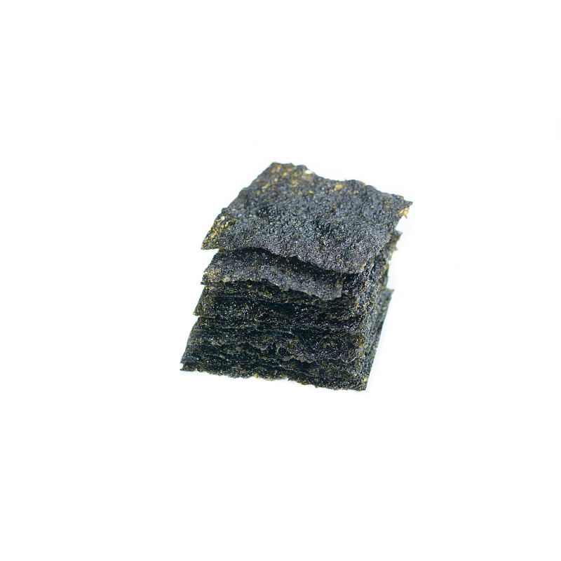 油炸海藻孤立在白色背景。