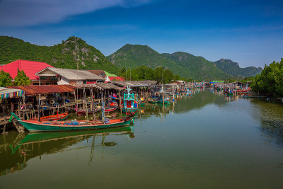 渔谷附近的河流与岩石山背景