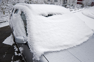 雪下的车