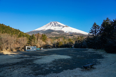 在水津冢公园，我欣赏着富士山在冬季渐近的景色。