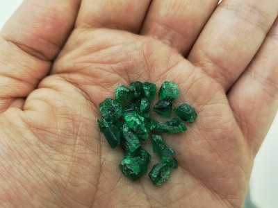 宝石和祖母绿，珠宝用的玉未经雕琢的宝石