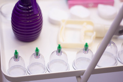 Hijama jars, Hijama pump和spray bottle立在桌子上