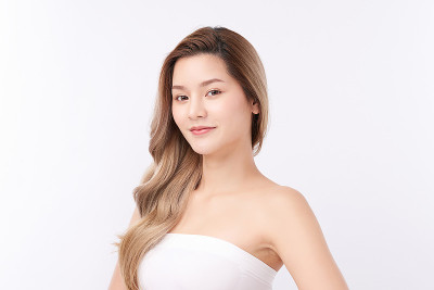 美丽的年轻亚洲女人与干净的新鲜的皮肤在白色的背景，面部护理，面部治疗，美容，美容和水疗，亚洲妇女肖像