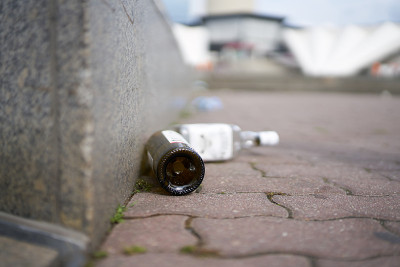 柏林市中心人行道上的空酒瓶