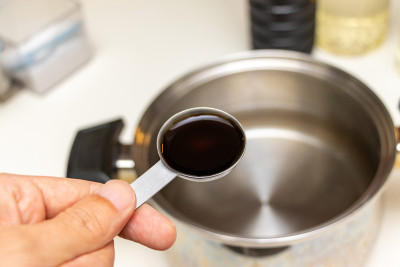 锅里的水加入调味料