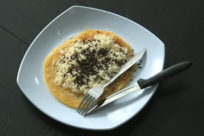 美味的奶酪洒牛奶面包食品