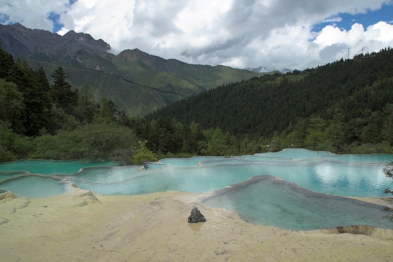 景色的山谷与彩色镜子池塘在前景