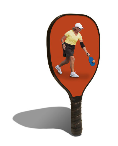 女性玩家在脸上玩Pickleball