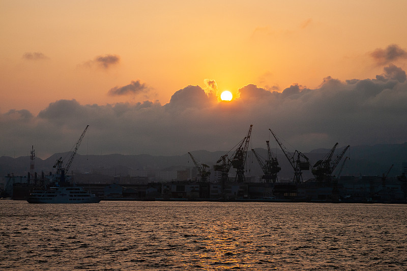 夕阳下的起重机和神户港