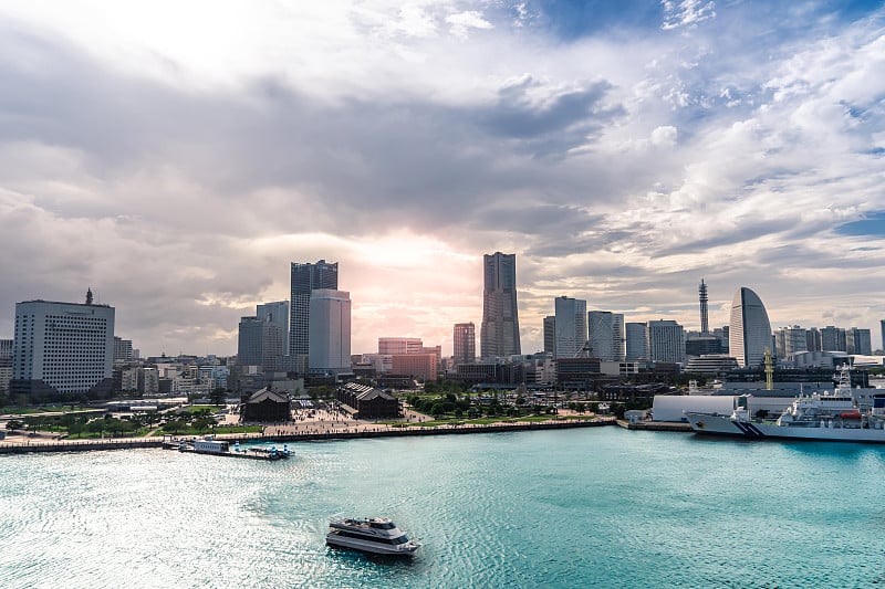 观景城市摩天大楼游乐园摩天轮和日本横滨港市，为现代日本商业城市天际线背景概念。