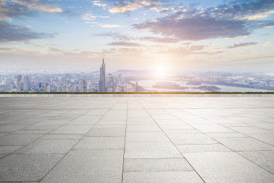 全景天际线和现代商业办公建筑与空的道路，空的混凝土广场地板