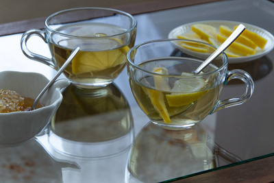 俯视图柠檬茶玻璃杯。饮料平。季节性茶点休息