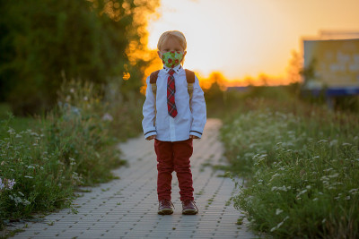 幼儿园的金发小孩，穿着校服的可爱男孩，暑假后第一次进幼儿园