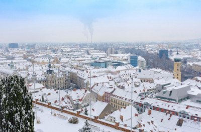 格拉茨的城市景观与Rathaus(市政厅)和历史建筑的屋顶与雪，在格拉茨，斯蒂里亚地区，奥地利，在冬