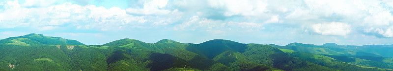 全景山地景观。绿树成荫，多云，夏日