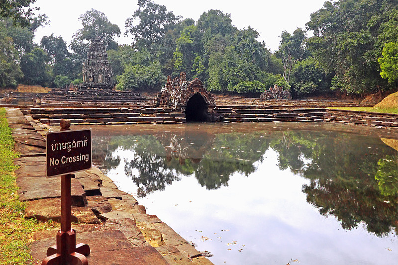 Neak Pean(“缠绕的蛇”)是一座人工岛，岛上有一座佛教寺庙，坐落在柏尔汗巴雷(Preah K