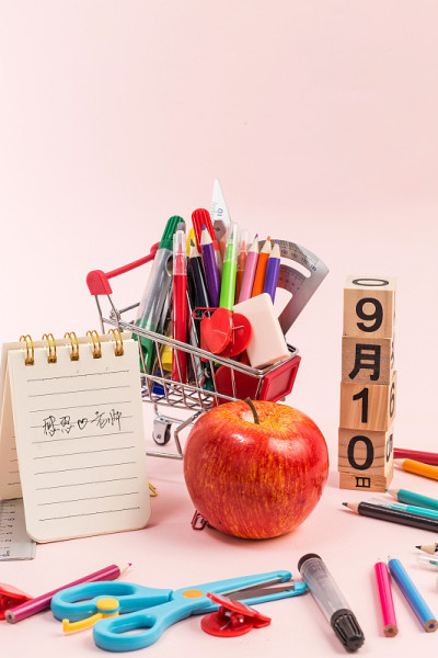 学校的东西放在桌子上