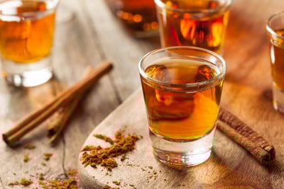 肉桂威士忌波旁威士忌在小酒杯
