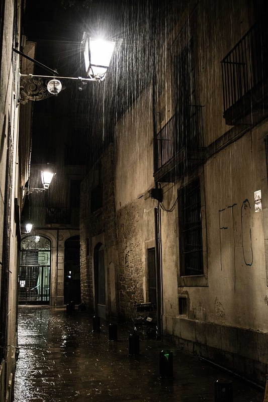 雨夜巴塞罗那哥特式街区的街道