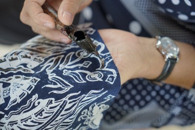 蜡染的制作过程。蜡染是一种印尼手工制作的传统艺术服装