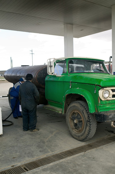 加油站上的绿色汽油车