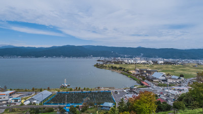 无人机拍摄的苏瓦湖和基索山脉。日本长野