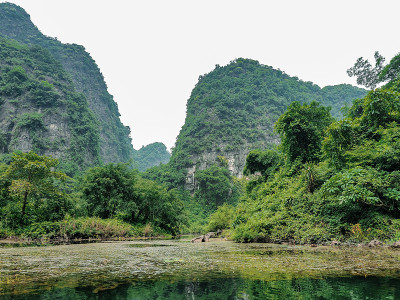 沿着陆地海湾乘船游览