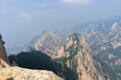 中国的华山，千山万水下的蓝天白云
