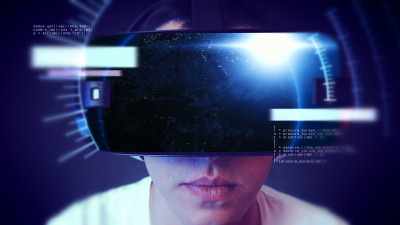 帅气的年轻人戴着VR头戴体验虚拟现实。