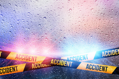 警察在事故现场用灯光和雨滴