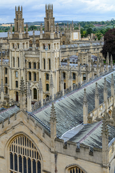 英国牛津大学万灵学院。与万灵学院和牛津大学的垂直观。