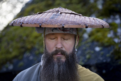 蓄着胡须的欧洲男人穿着传统的日本修道服装进行冥想